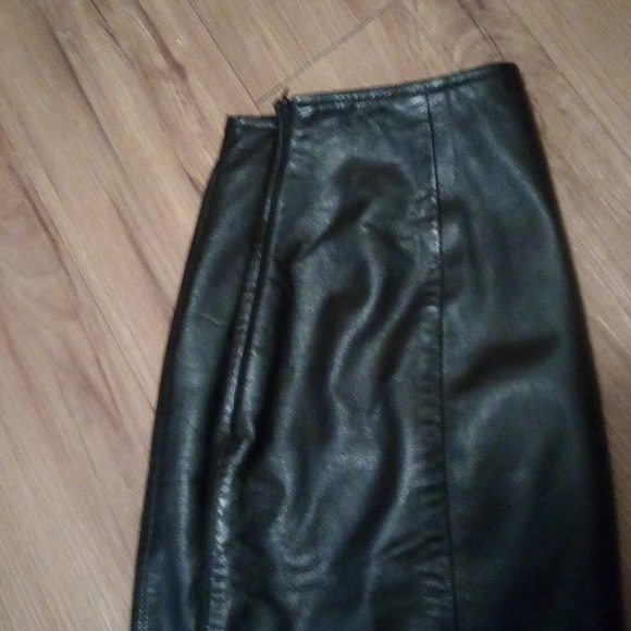 Wilsons Leather Black Mini Skirt       13" Waist , Bottom Width 20" & 17" Length - Picture 4 of 8